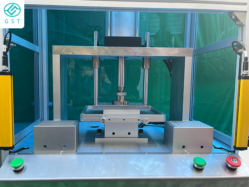 半自動吸頭塞芯機成為中小型耗材制造企業(yè)的理想選擇