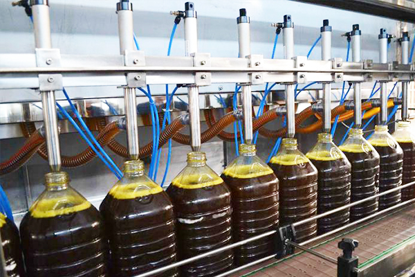 全自動(dòng)液體包裝機(jī)：高精度灌裝一體化封裝