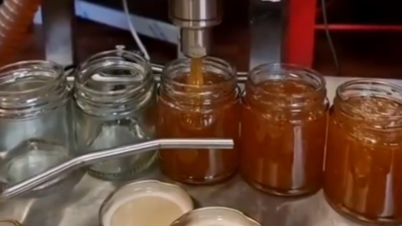 醬料自動包裝機助力醬料食品企業(yè)實現(xiàn)高效、衛(wèi)生生產(chǎn)